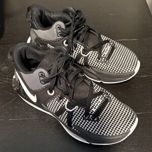 Nike LeBron witnessVII sneakers